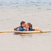 Trascorrere del tempo in coppia mentre il bambino viene accudito in spiaggia