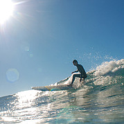 Taglio indietro con il longboard sull'onda