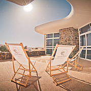 [Translate to Italiano:] Surf Villa, Terrasse mit Kamin