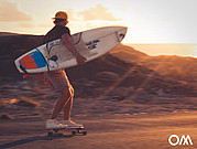 Con lo skateboard verso lo spot di surf