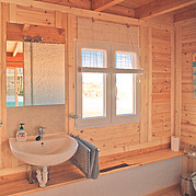 [Translate to Italiano:] Surfcamp La Pared, Bungalow Bad