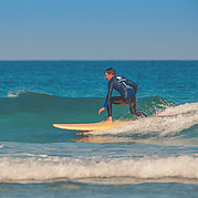 posizione perfetta su una piccola onda verde surfista mantiene una postura corretta mentre cavalca una piccola onda pulita