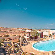 [Translate to Italiano:] Surfvilla Fuerteventura, Bungalow mit Pool und Meerblick