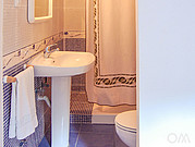 Bagno con doccia e servizi igienici Bagno con doccia e servizi igienici