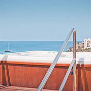 Appartamenti per famiglie, terrazza sul tetto con vista mare e vasca idromassaggio