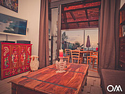 Soggiorno con Chromecast, divano e TV