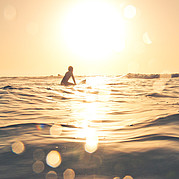 il piccolo surfista aspetta la prossima onda