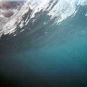 La luce del sole si infrange sull'onda