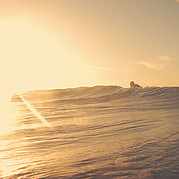 Sessione serale in piccole onde del vento pulite Sessione serale in piccole onde del vento pulite