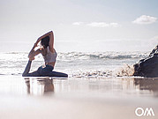 [Translate to Italiano:] Yogapose am Strand von La Pared, Fuerteventura