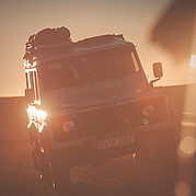 Grazie al nostro Land Rover Defender possiamo raggiungere surf spot più isolati di Fuerteventura – ideali per trovare le migliori onde durante il corso di surf per principianti.