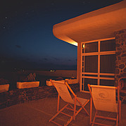 [Translate to Italiano:] Surf Villa La Pared, abends am Kamin