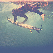 Surf, surfista fa duck dive