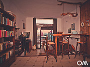 Soggiorno con vista mare, bancone, divano 