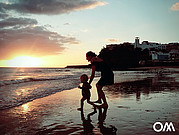 Madre con bambino al tramonto sulla spiaggia di Morro Jable