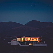 [Translate to Italiano:] Surf Villa in La Pared bei Nacht