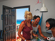 partecipanti surfcamp si incontrano per la cena partecipanti surfcamp si incontrano per la cena