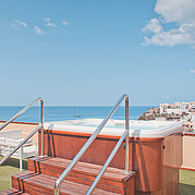 vasca idromassaggio con vista sul mare