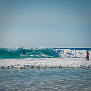 allenamento del backside cutback con casco radio surfista allena manovre backside ricevendo istruzioni in tempo reale tramite casco con comunicazione radio