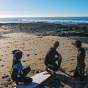 lezioni di surf su una spiaggia deserta con onde pulite corso di surf in un luogo isolato con onde lisce e perfette per imparare a surfare in tranquillità