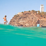 SUP a Morro Jable sotto la piccola scogliera