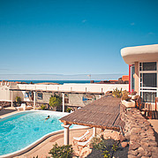 [Translate to Italiano:] Surfvilla La Pared mit Pool und Meerblick