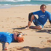 felice ed esausto dopo una giornata di surf surfista sorridente e stanco dopo aver surfato tutto il giorno nelle acque dell’oceano