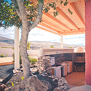 Nella nostra villa da surf c'è una cucina rustica all'aperto con forno per pizza