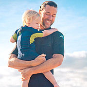 La mamma fa surf, il papà guarda il bambino