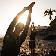 Sessione di yoga nel pomeriggio dopo il corso di surf