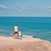 Famiglia con bambini piccoli sulla spiaggia del surf