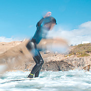 primo take off sulla tavola da surf bambino riesce a sollevarsi sulla tavola e cavalcare la sua prima onda durante la lezione