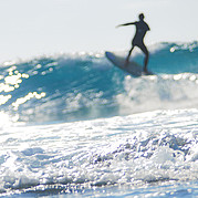 verso il lip dell’onda surfista sale lungo la parete dell’onda per prepararsi a una manovra sulla cresta